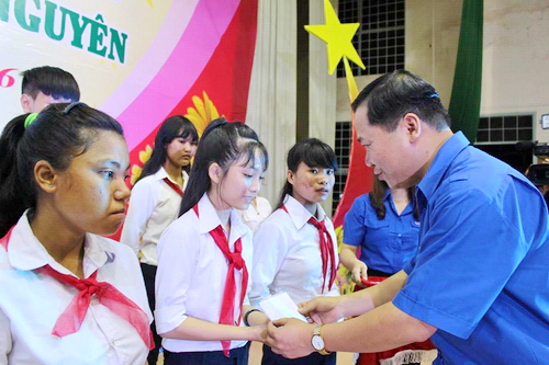 Bí thư Trung ương Đoàn Nguyễn Phi Long trao học bổng cho các em học sinh nghèo vượt khó tỉnh Kon Tum